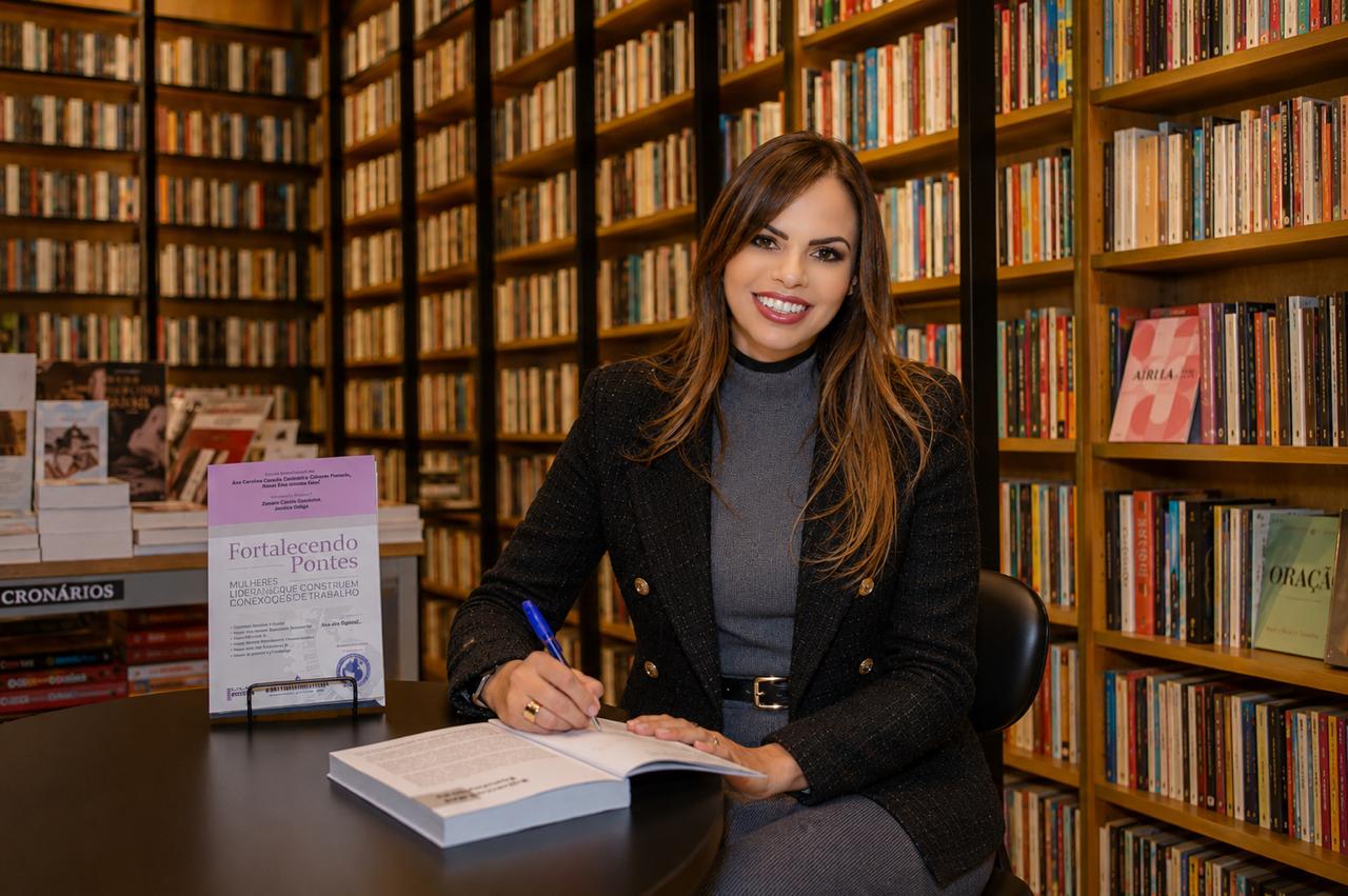 Ana Paula D'Emilio assinando livro na Livraria da Travessa